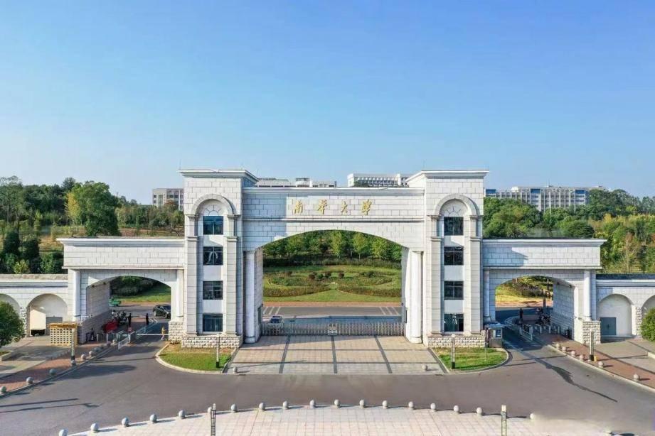 不是985、也不是211，但它背靠五部一省、央企强力撑腰，行业认可度吊打很多普通