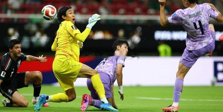 韩国门将巨大失误 足球场上的“黄油手”又来了！⚽️ 韩国队门将扑球时手滑脱手，球