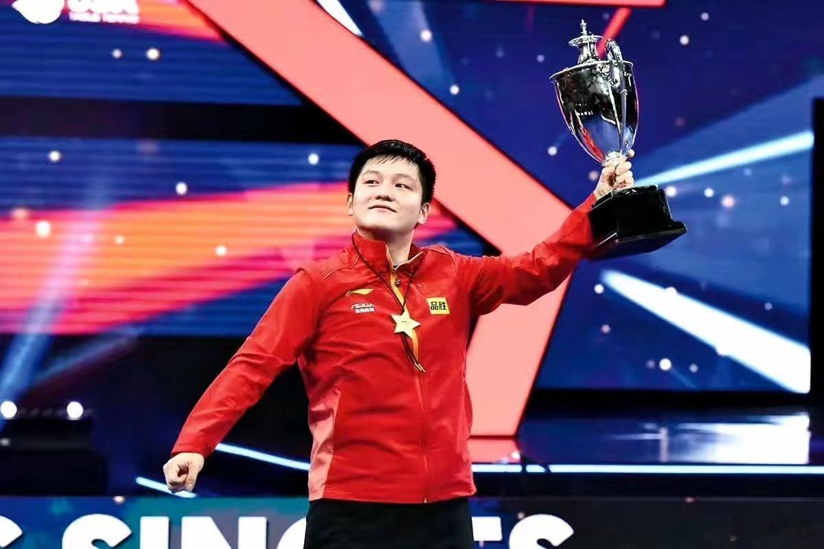 小胖的面部表情和肢体语言太会了吧！这手擎奖杯的样子仿佛在说：我有实力，我就是这么