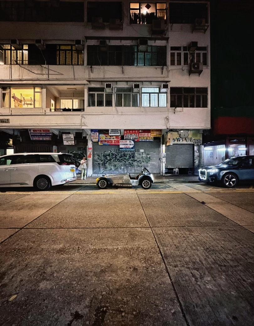 霓虹街巷里的英伦复古座驾，

老城区烟火与机械浪漫撞了个满怀，

这是独属于港岛