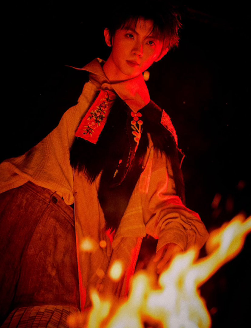 马嘉祺心室花絮图 马嘉祺网盘更新～心室花絮图白发红衣➕蓝衬衫完全老公氛围感拉满的