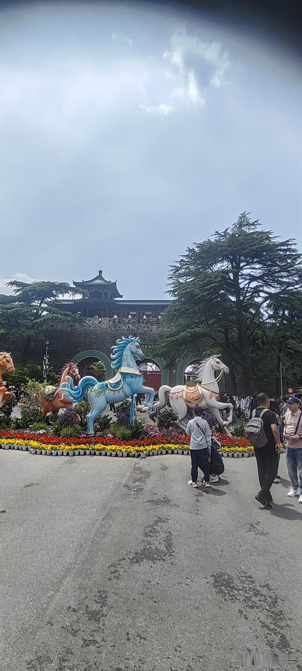 来时没有选择，不得不来。来到这个世界上，本来也是幸运的事情。可是，没有好的家庭，