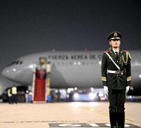 15米直面空军一号热浪！00后武警纹丝不动：我的军姿就是中国形象
 
最近，一段