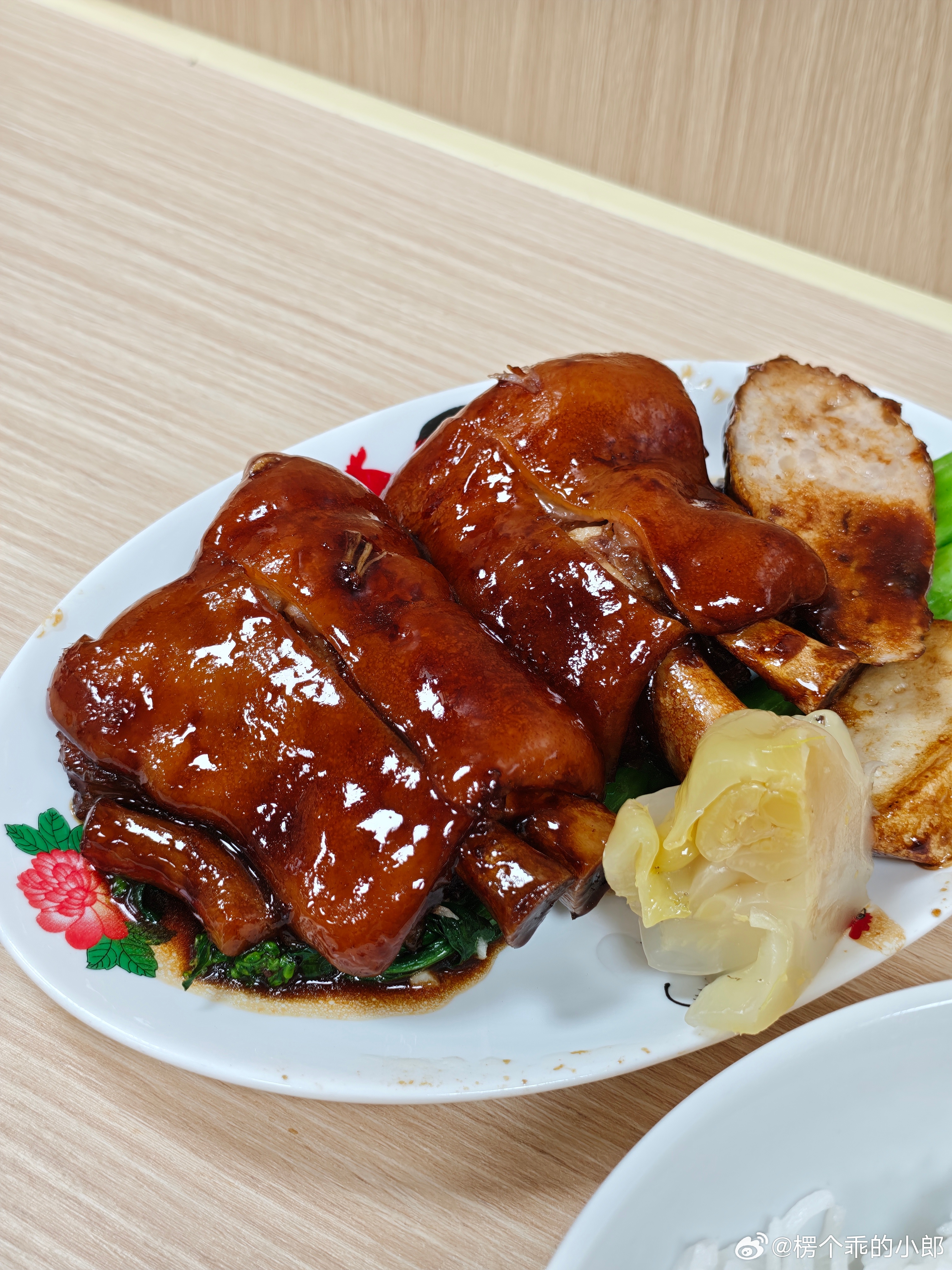 泪水打湿猪脚饭发誓要赚 100 万(^🐽^) ​​​
