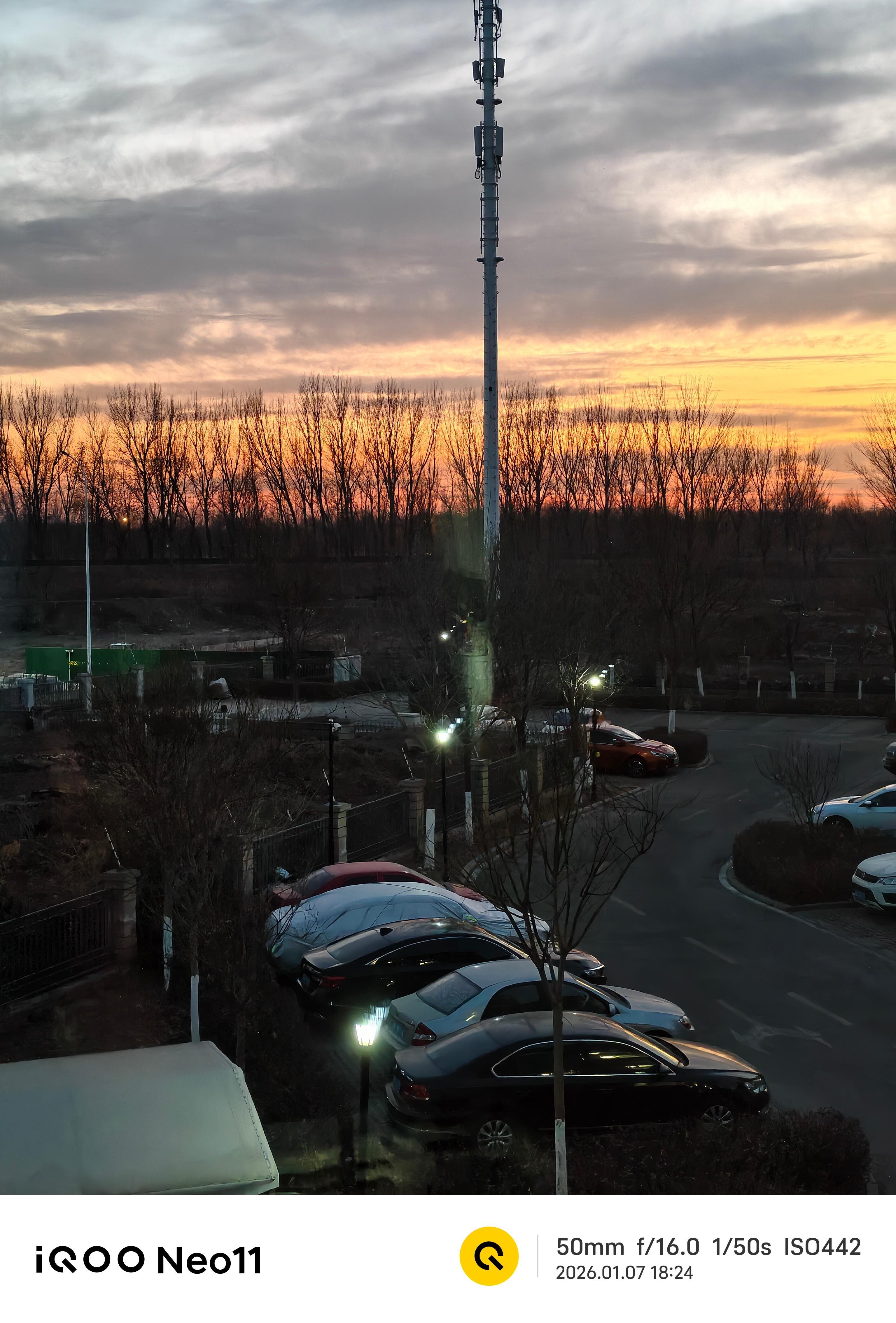 iqoo 刚洗完衣服，晾晒衣服瞬间看到了最美晚霞，我分别用人像 专业都拍了，每一