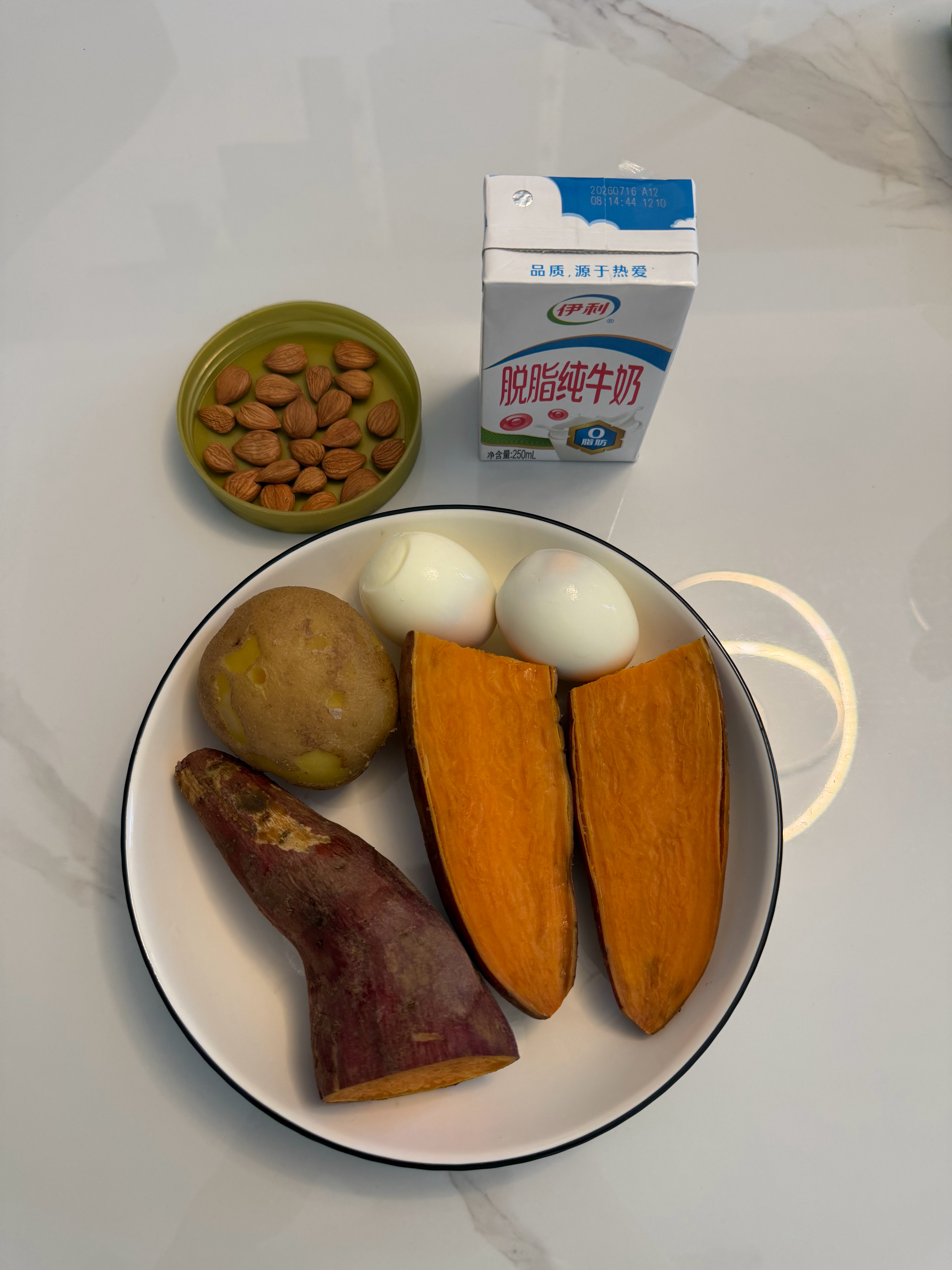 今早的早餐周五回老家一趟，宵夜啤酒也整上了，回来还债了两天，早上空腹称体重又回到