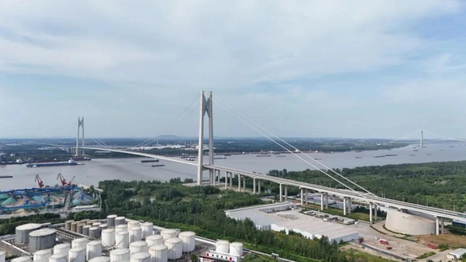 叫做新生圩长江大桥。
科技发展真是日新月异，城市建设也是一天一个样，有空咱也出去