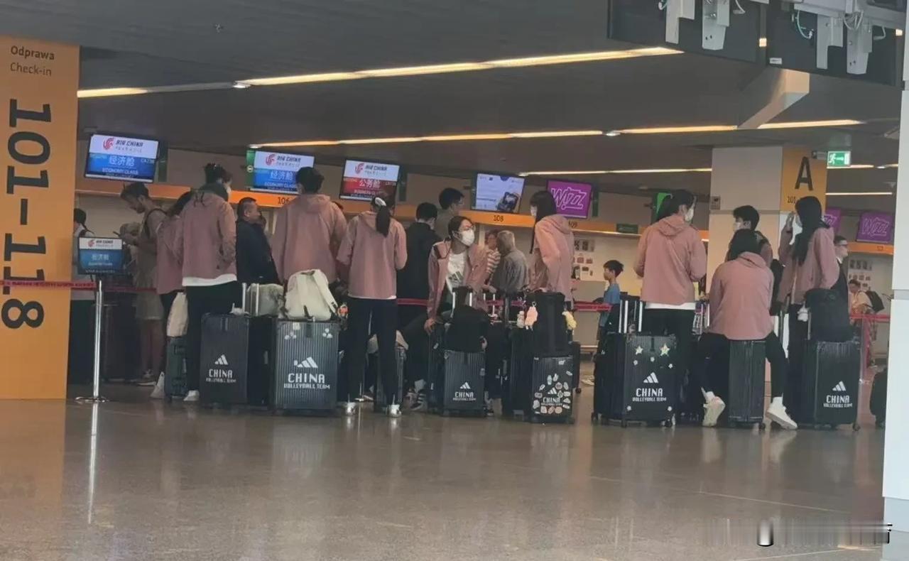 中国女排乘经济舱回国。球迷在波兰机场值机时偶遇在国航经济舱排队托运行李的中国女排