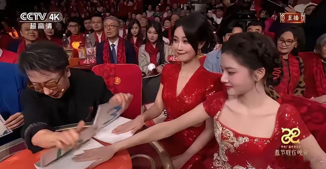 光看他旁边的美女了，没看刘谦！这两位美女叫什么名字？ 
