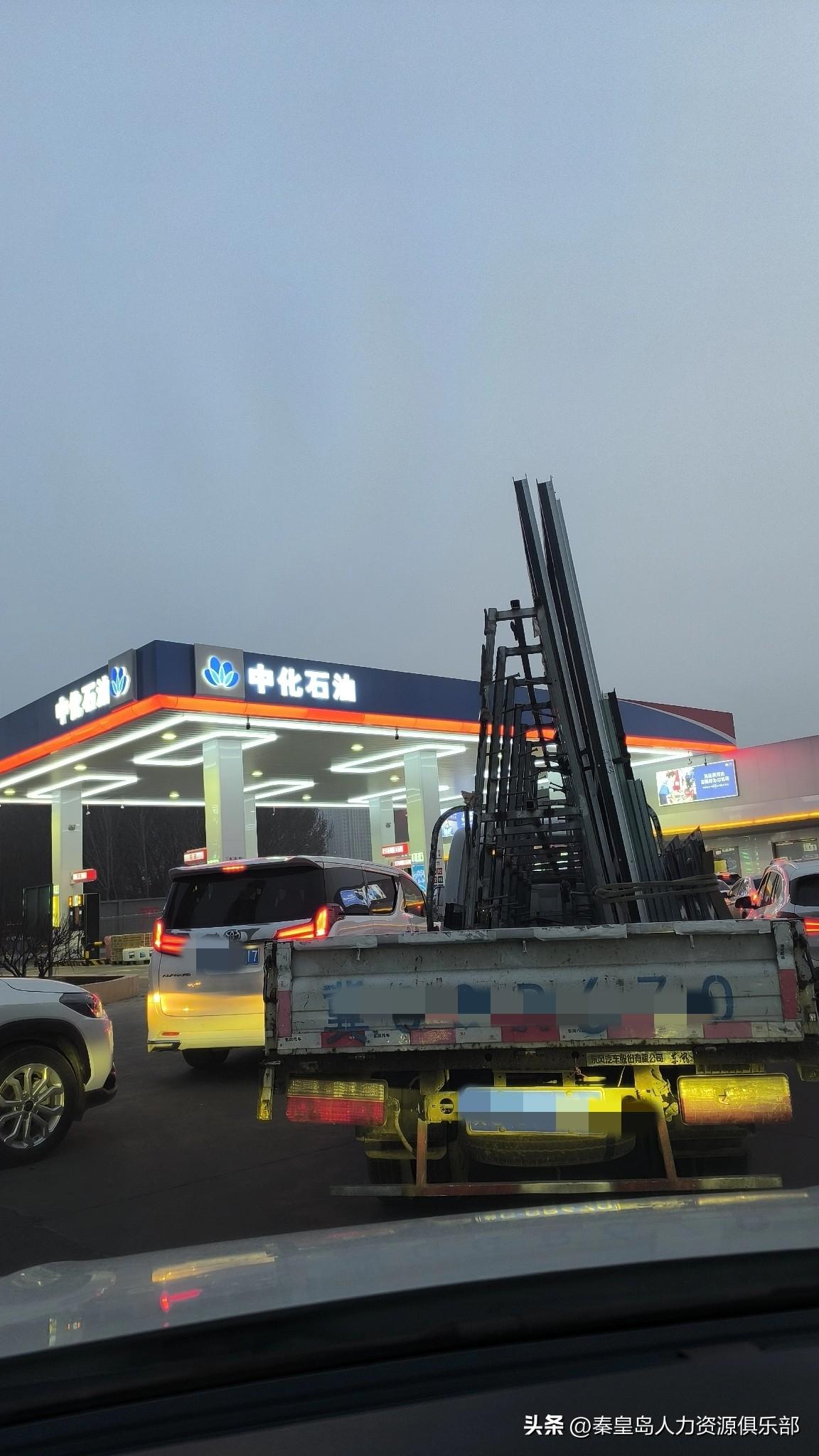 家人们谁懂啊！今天去中化石油加油，好家伙，加油站路口直接排起长龙了！我跟着这队伍