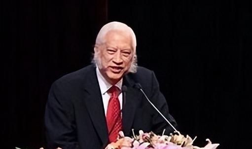 “我没有一丝一毫的中国血统，但是我有100%的中国心，我将用一生来报答中国。”印