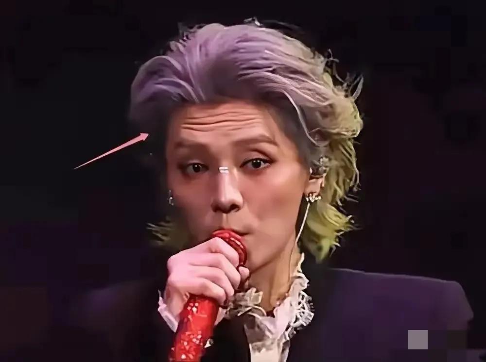 我有预感，
鹿晗这辈子应该都不会结婚了，
不是因为他年纪大了，也不是他没人喜欢，
