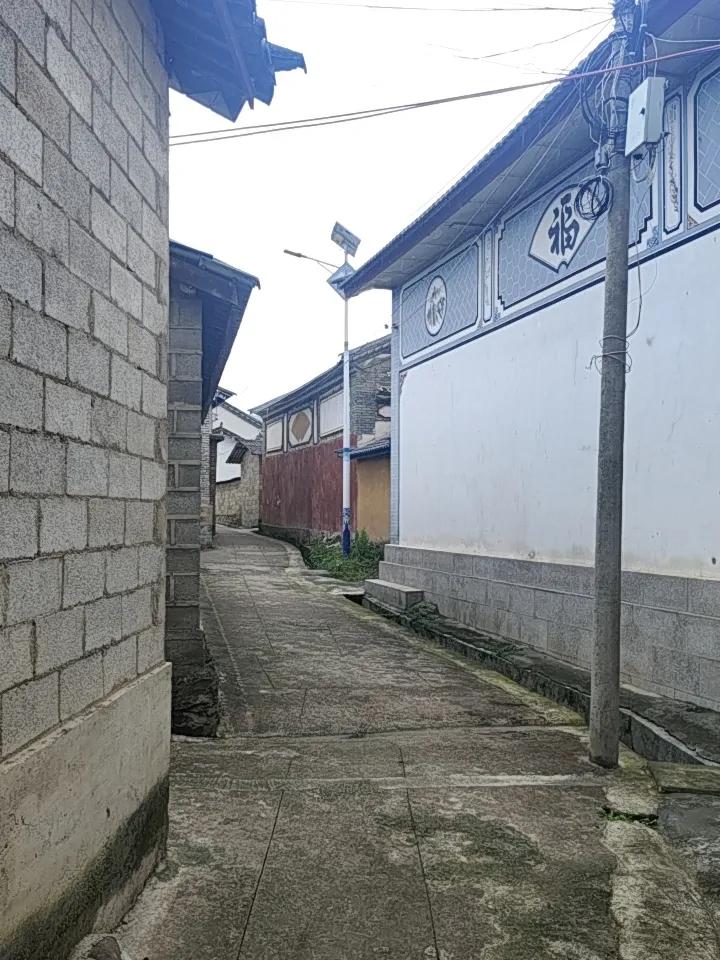 下雨漫步在兰坪县的一个白族村，那感觉绝了。雨滴轻柔地落下，打在青石板路上，溅起小
