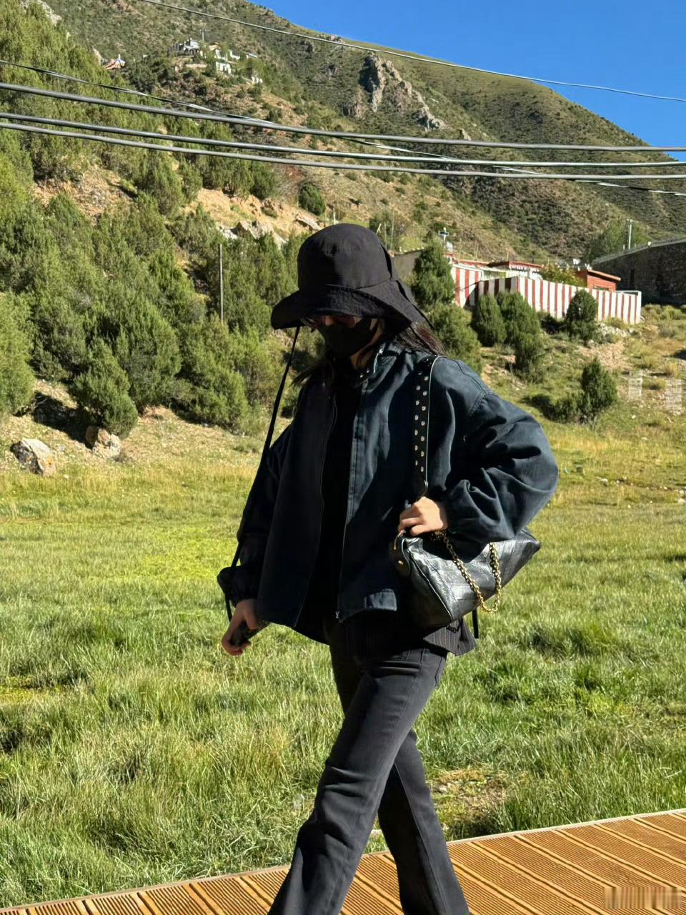 哎呦喂～我那All black 的女朋友～大家中秋节快乐呀～ ​​​