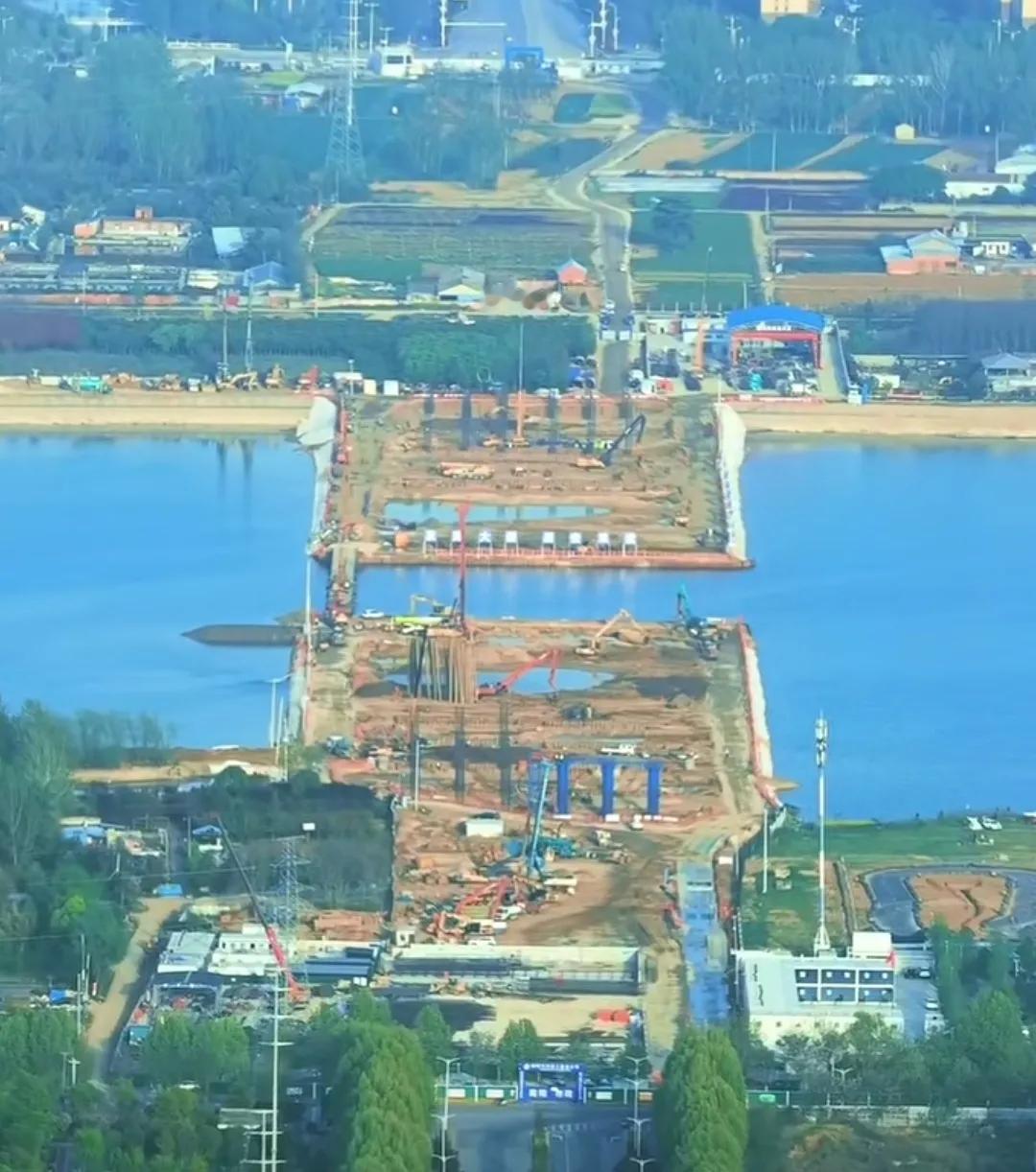 4月31日，南阳城东京宛大桥，全长1.97公里，跨白河主桥长1180米，河床之上