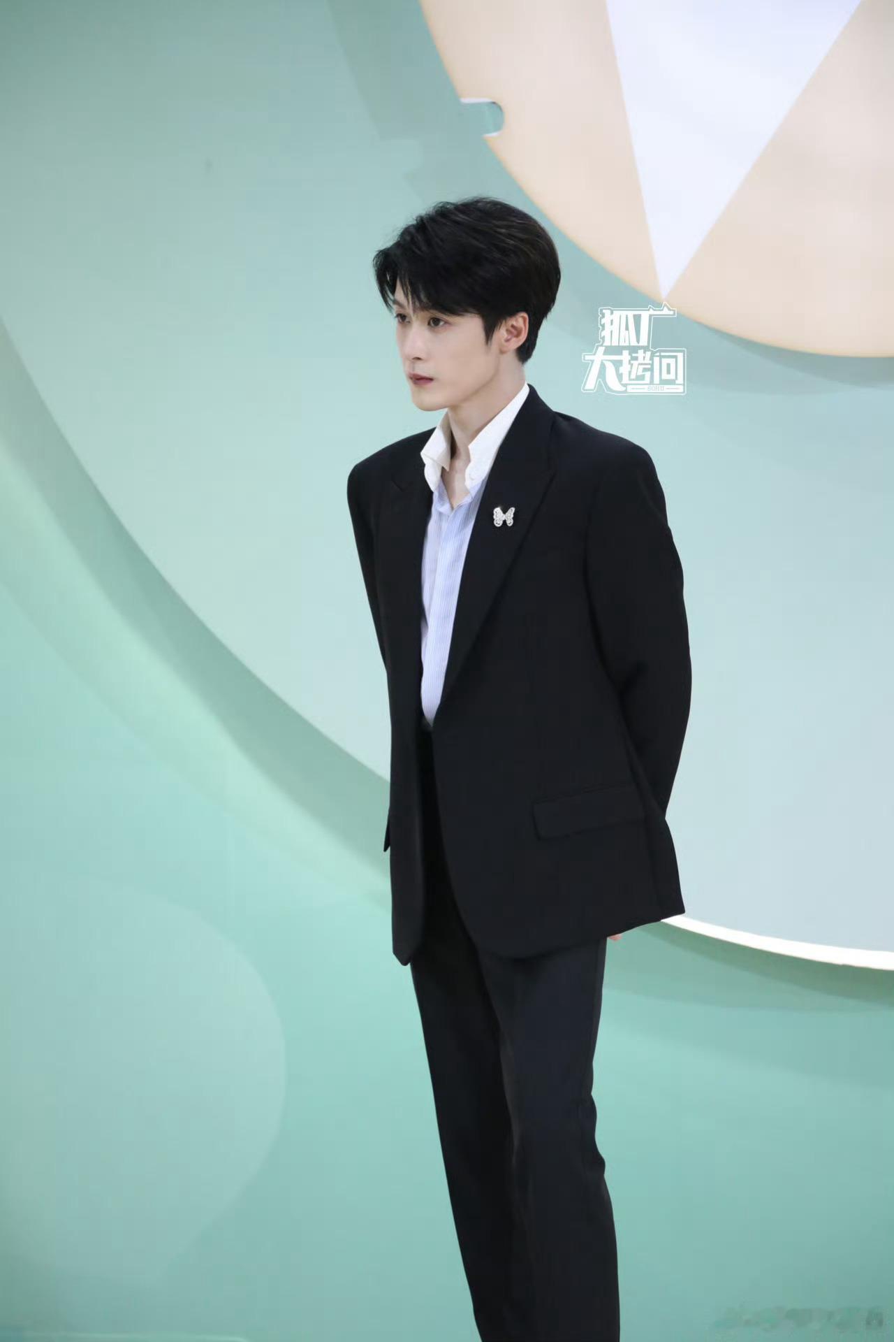 帅哥来咯！！！檀子养眼👀檀健次衬衫立领好帅 ​​​