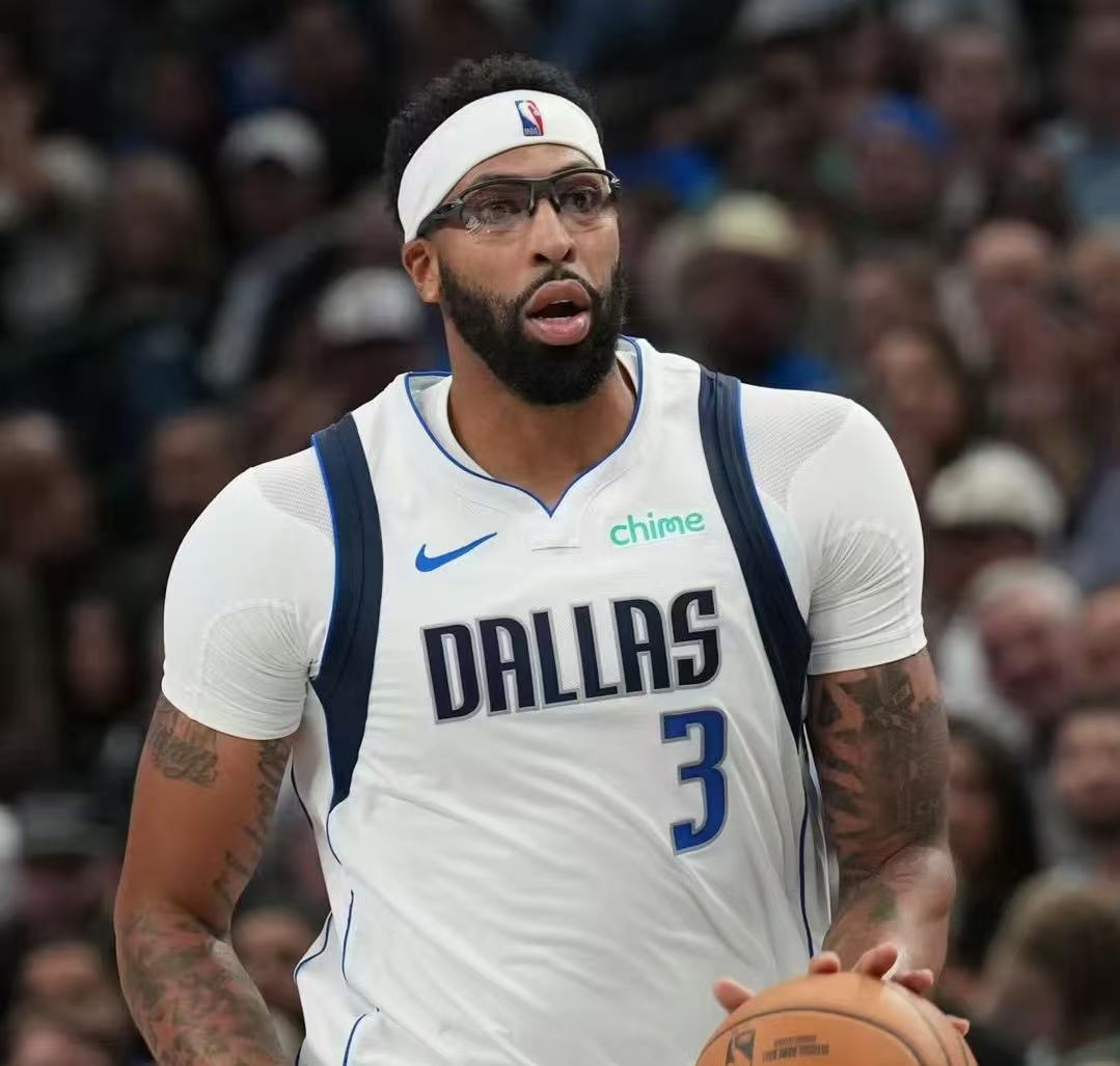 76人击败独行侠，浓眉和恩比德真的不是一个级别！
独行侠VS76人；一波三连败独