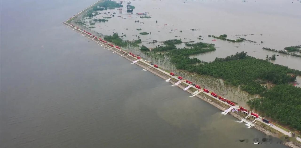 团洲垸排涝场面是不是很壮观！
     日前，团洲垸决堤已成功封堵，也再次让所有