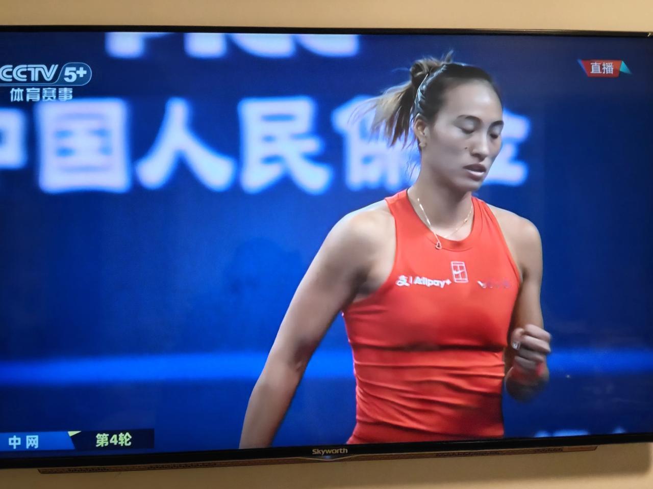 快讯
10月7日晚，2026中网女单1/8决赛，郑钦文对战查拉耶娃正在CCTV5
