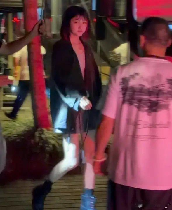 偶遇关晓彤北京彩排，素颜脸戴眼镜超嫩，连轴转状态完胜一众小花 