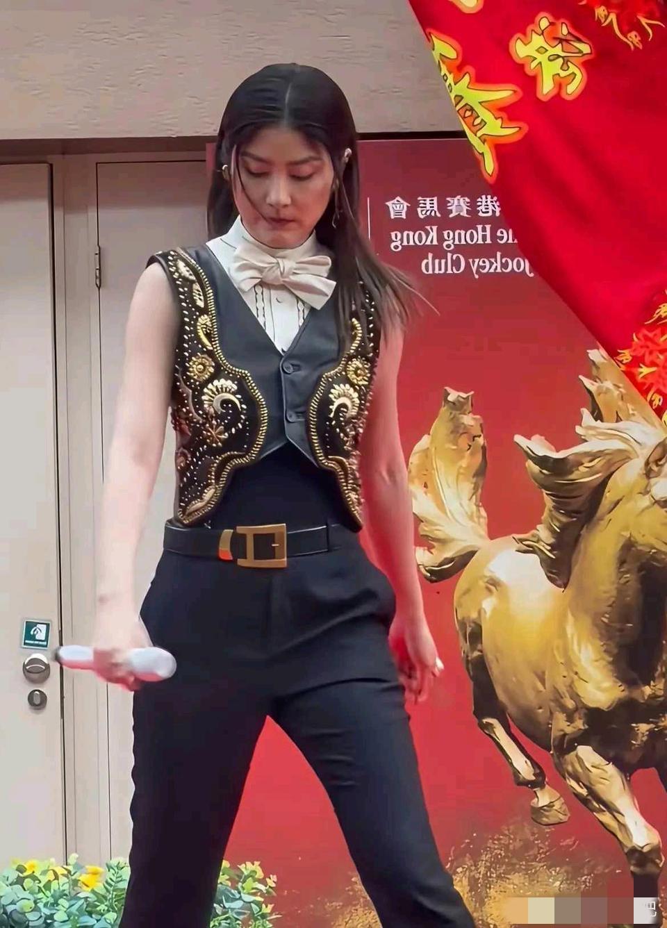 “好歹是天后，怎么沦落到这般境地？”引发网友热议。
 
镜头里的陈慧琳身着黑金刺