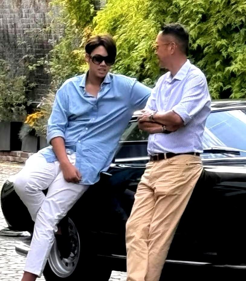 大年初二的照片一出就被港媒推上热搜，李嘉欣和许晋亨在大宅客厅里红毛衣同框，怀里一