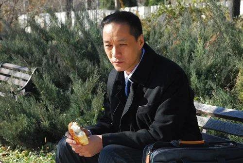 县城葱姜蒜的活法，藏在联合国幸福报告里
 
五一过后的工位，每一把椅子都像长了钉