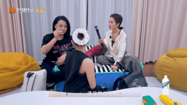 曹颖随身带救命药 曹颖直言救心丸是包里必备，反复强调生命第一位，疲惫熬夜时就能用