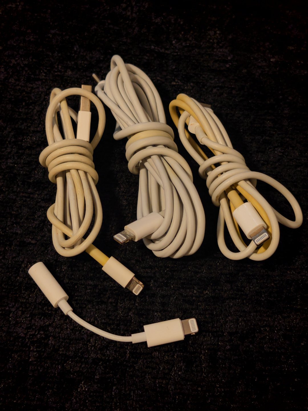 这种iPhone的充电线好像已经成了古董了吧？从家里翻出来一堆，感觉应该没有什么