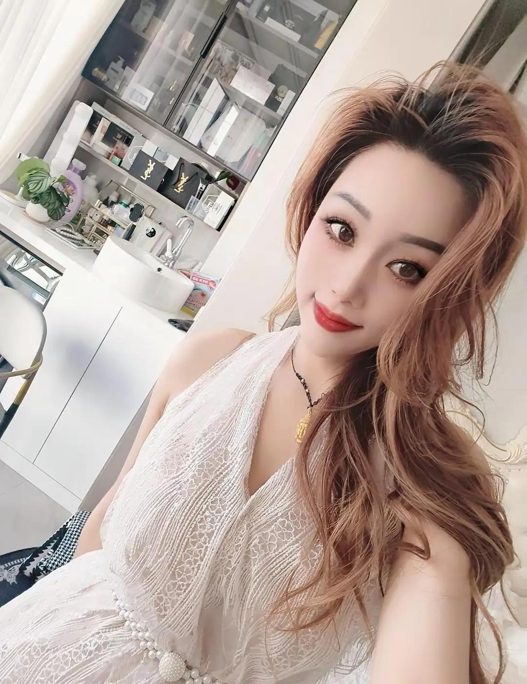 人品远比美貌重要。容颜终会随岁月老去，善良正直的品性才长久稳固，待人真诚有底线，