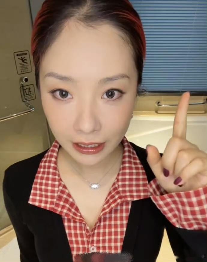 王菊怎么瘦成这样了 还是胖的时候更有辨识度，现在瘦了，都没特点了，除非像贾玲可以
