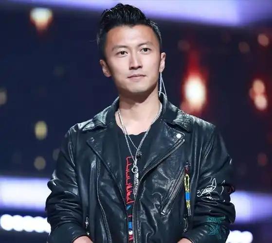 他是华语娱乐圈有史以来唯一一个从出生第一天起就被全程围观的焦点。
 
2岁街拍商