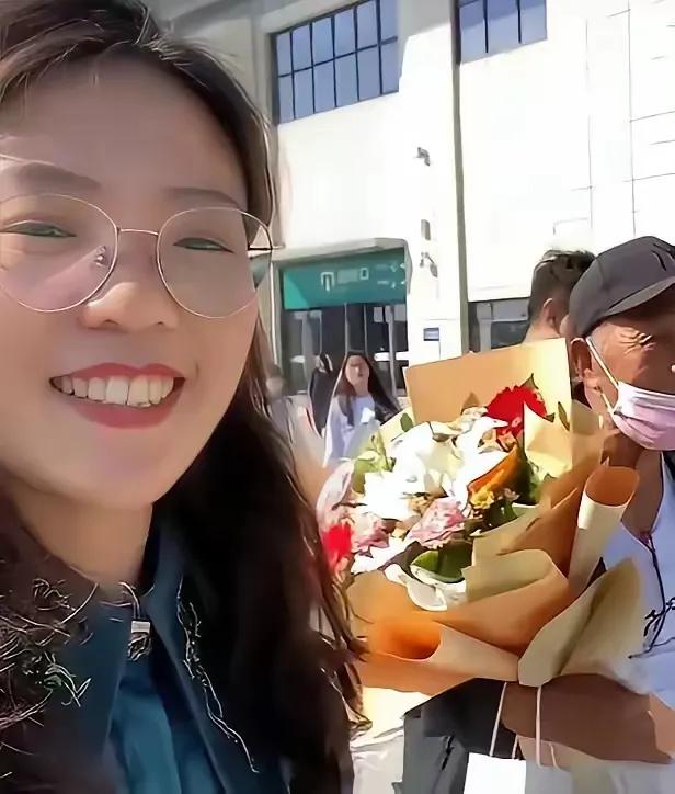 2018年，一山西姑娘，在北京地铁站为一陌生老人指路，并给了100多元现金。哪料