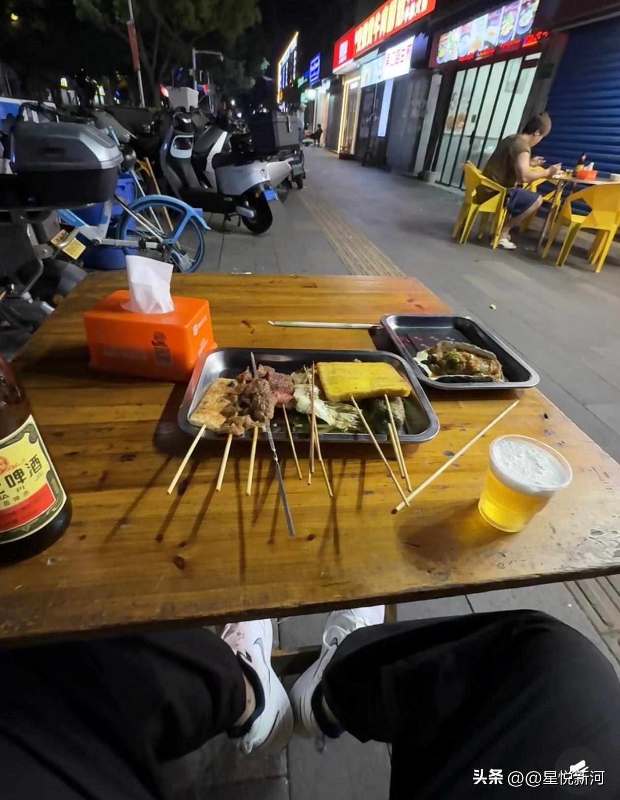 咋还有这种人？
今晚在烧烤摊帮忙，一个三十多岁的小年轻，长的挺帅气的，带着眼镜，