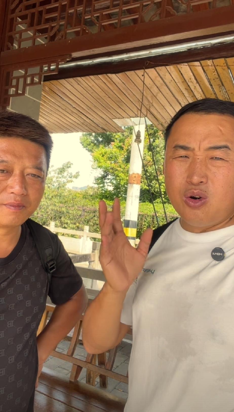 贺兄弟陪着白兄弟远赴厦门，顺利接上小贺姑娘，返程途中他们两人开启直播，和直播间粉