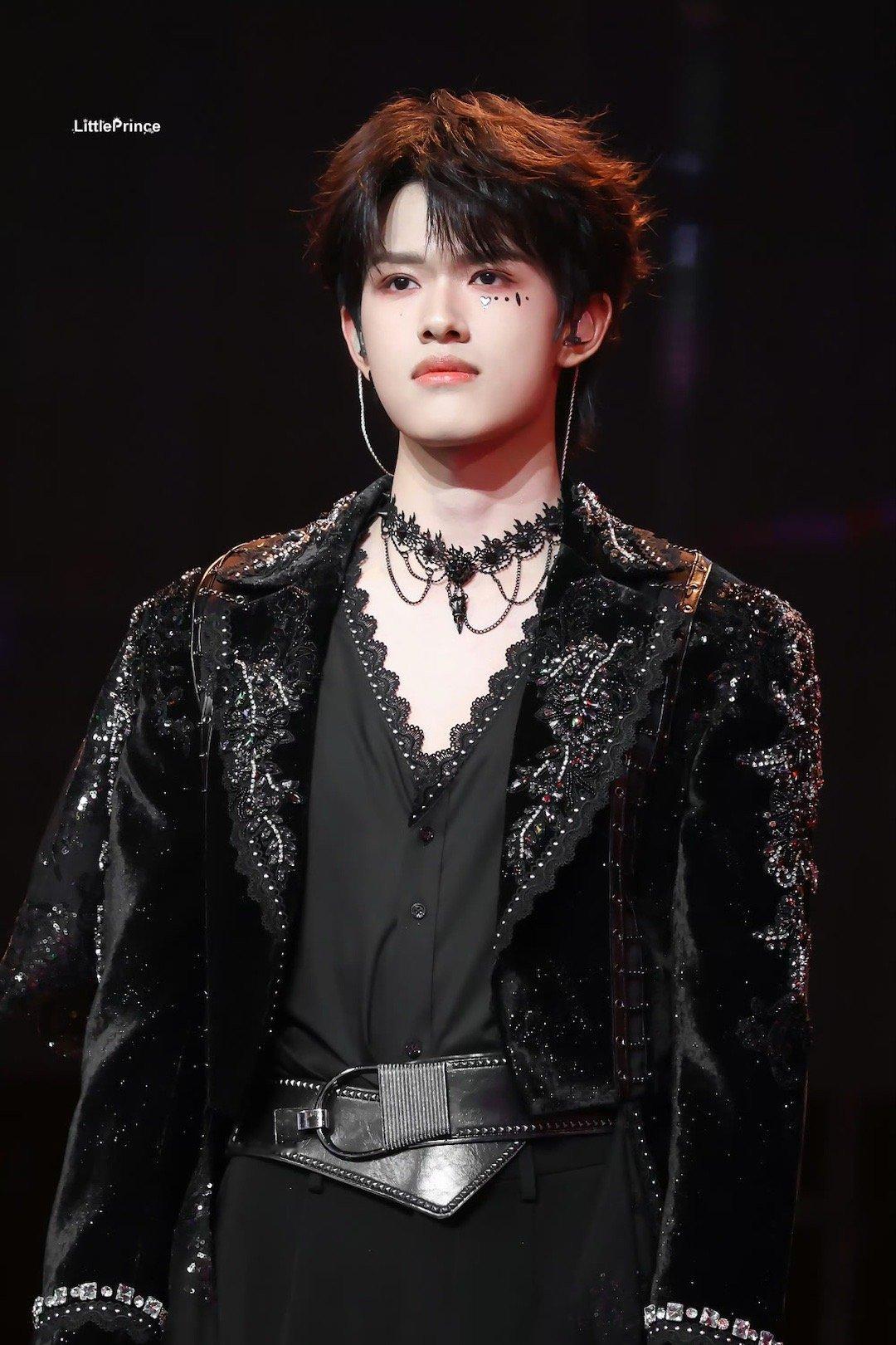 张极桔色绑带造型 张极的桔色绑带造型太有突破了！先锋绑带设计搭配亮眼桔色，把少年