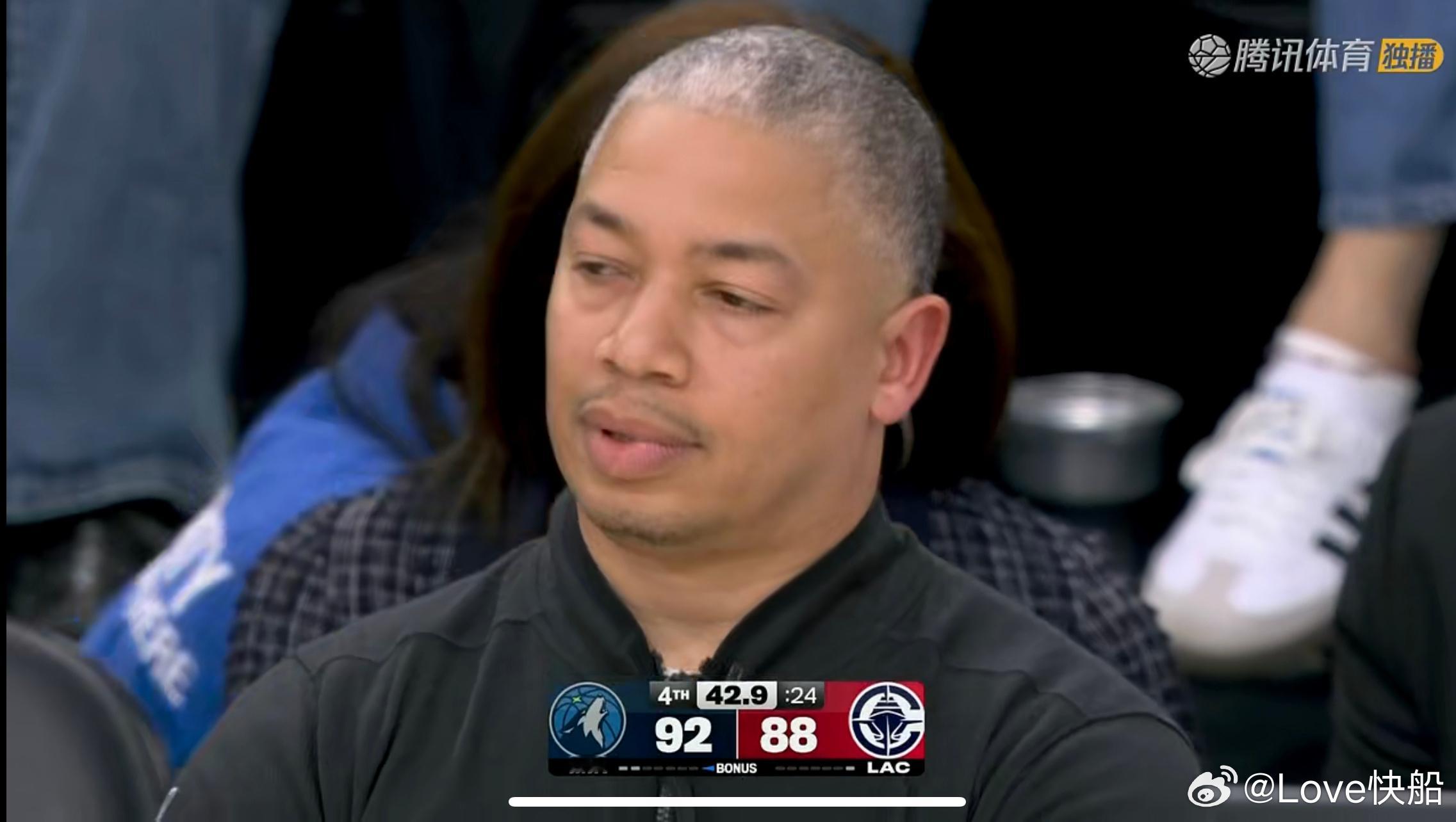 巴图姆发球失误，换一个人小琼斯继续边线发球失误，那么问题来了，到底是哪里的问题？