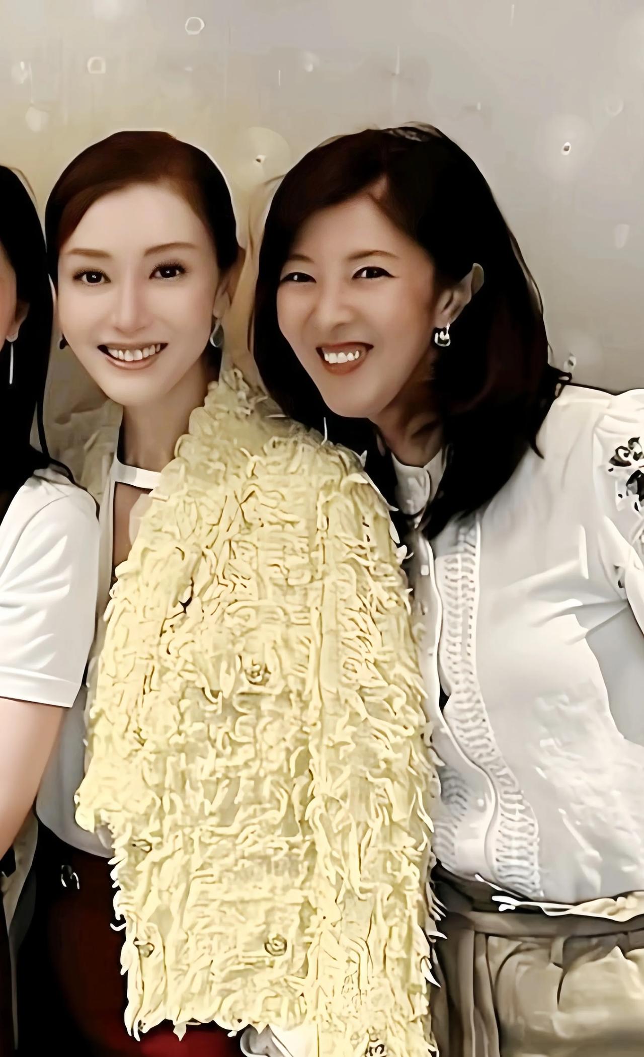 不得不说李嘉欣真的是只遗传了父母的优点，因为她比她姐姐真的是漂亮太多了，她的姐姐