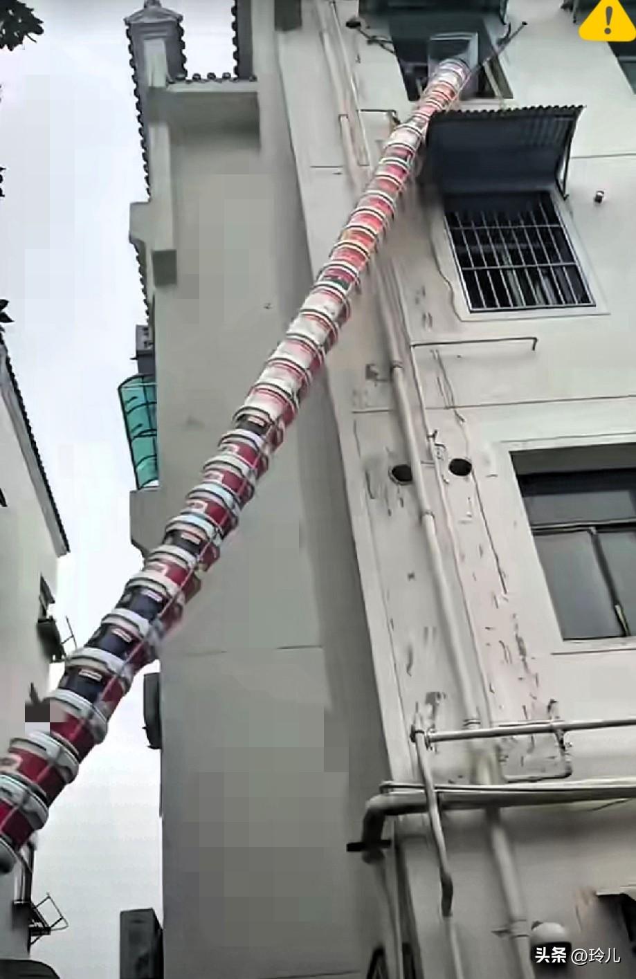 “人怎么能这么聪明！”

安徽，一男子每天都得搬运建筑垃圾，

累的直不起腰，后