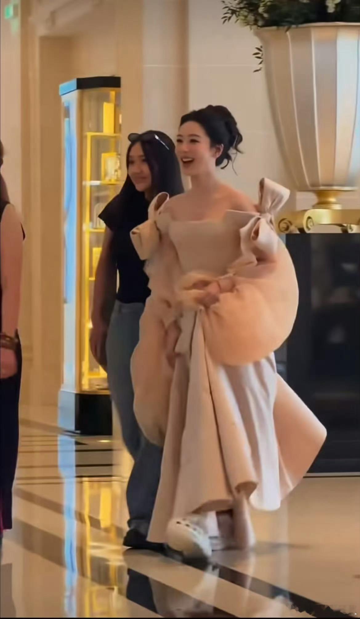 杨紫公主裙下面是洞洞鞋哈哈哈这个松弛感绝了呀 舒适最重要 