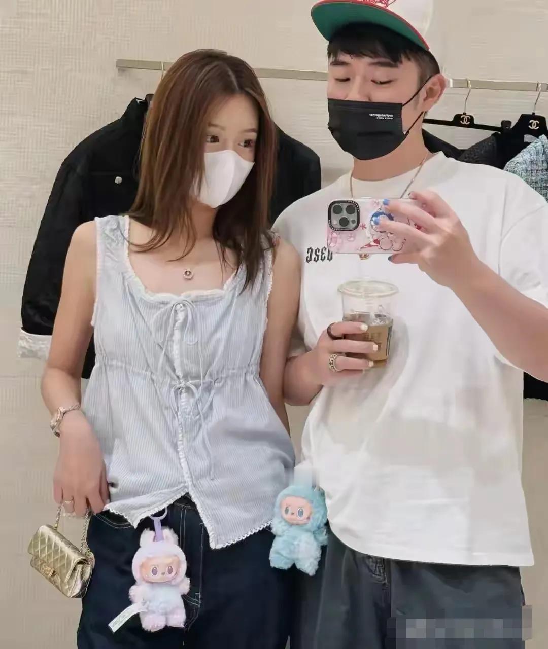 现在很多四十几岁的女人保养得都很好，张赫四十二岁的妻子也一样，戴着口罩的她一副嫩