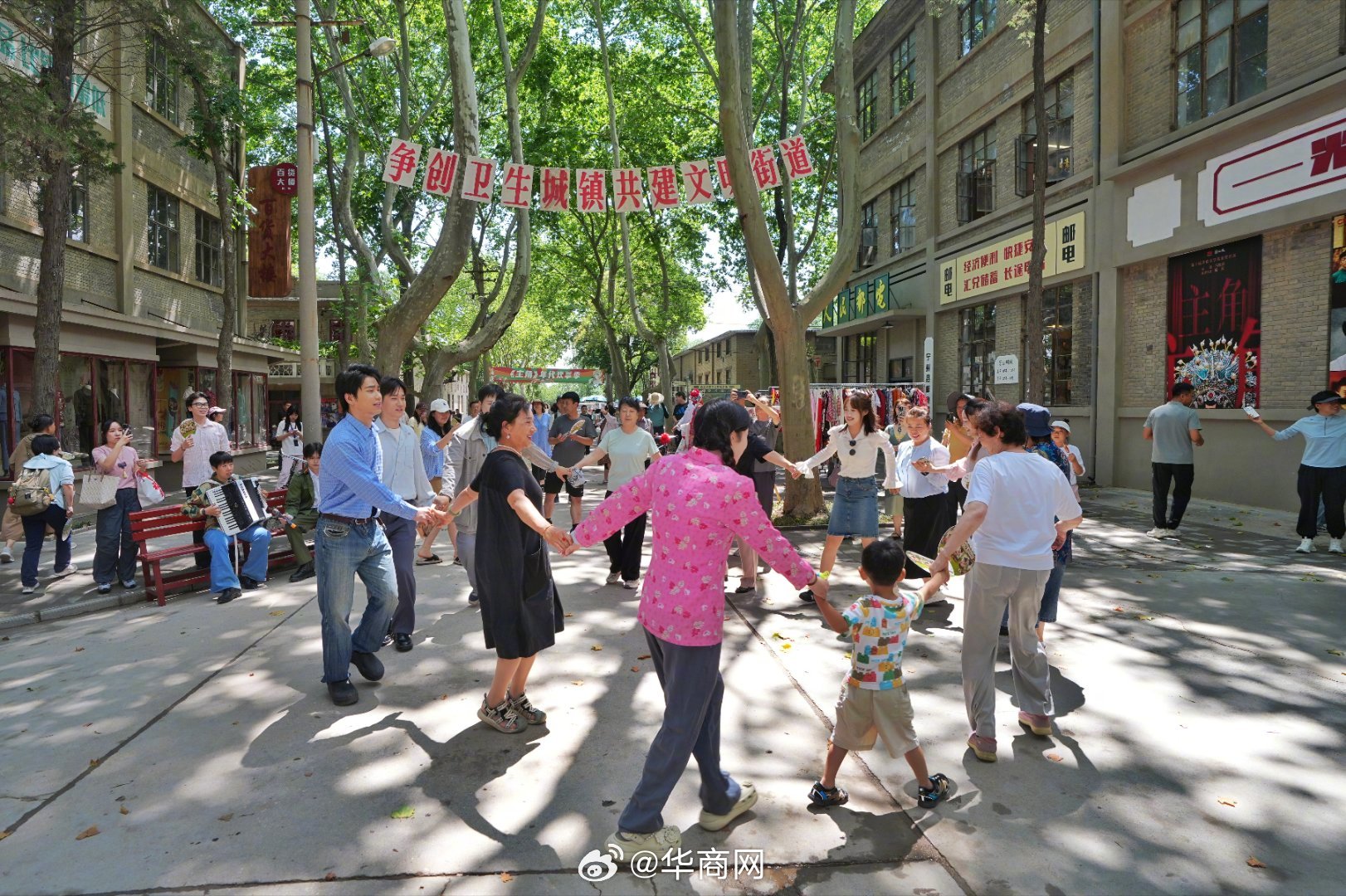 【#跟着主角过端午# 秦岭脚下《主角》片场端午活动精彩纷呈】今年端午假期，西安西