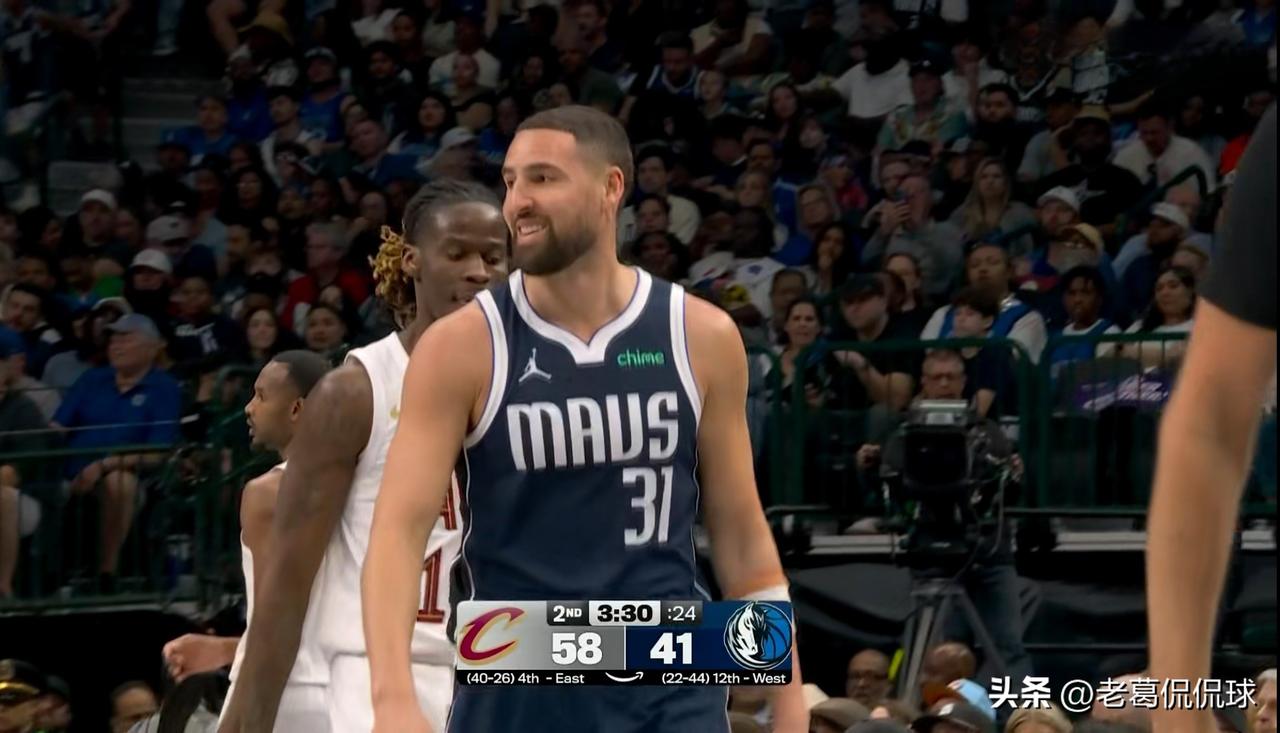 独行侠神射手汤普森的表现真是惨不忍睹！在今天独行侠主场以105：138惨败于骑士