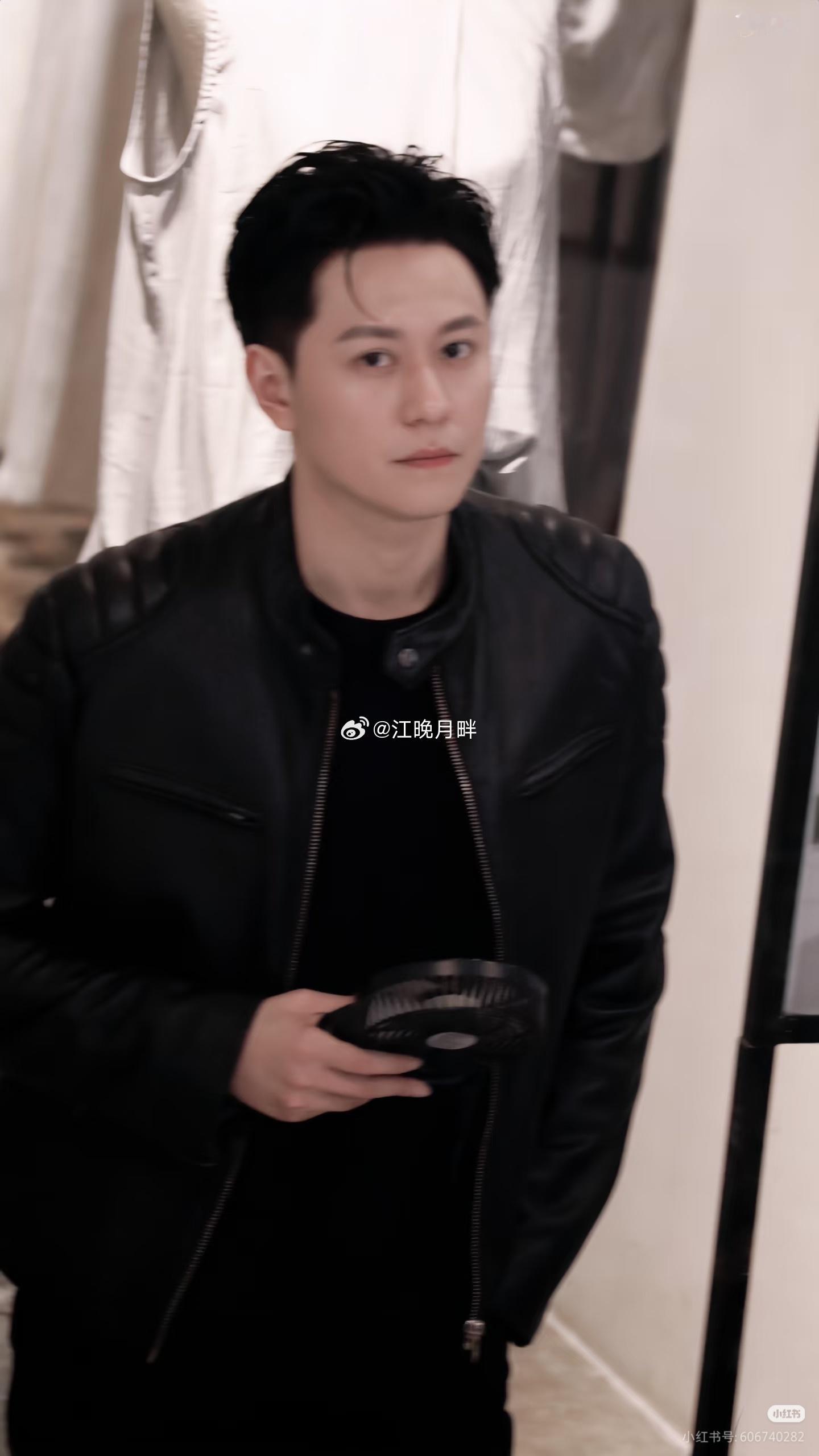曝秦俊杰飞凡恋情原来昨天要曝的是这个么也不一定是真的恋爱吧就算是也没啥吧他是演员