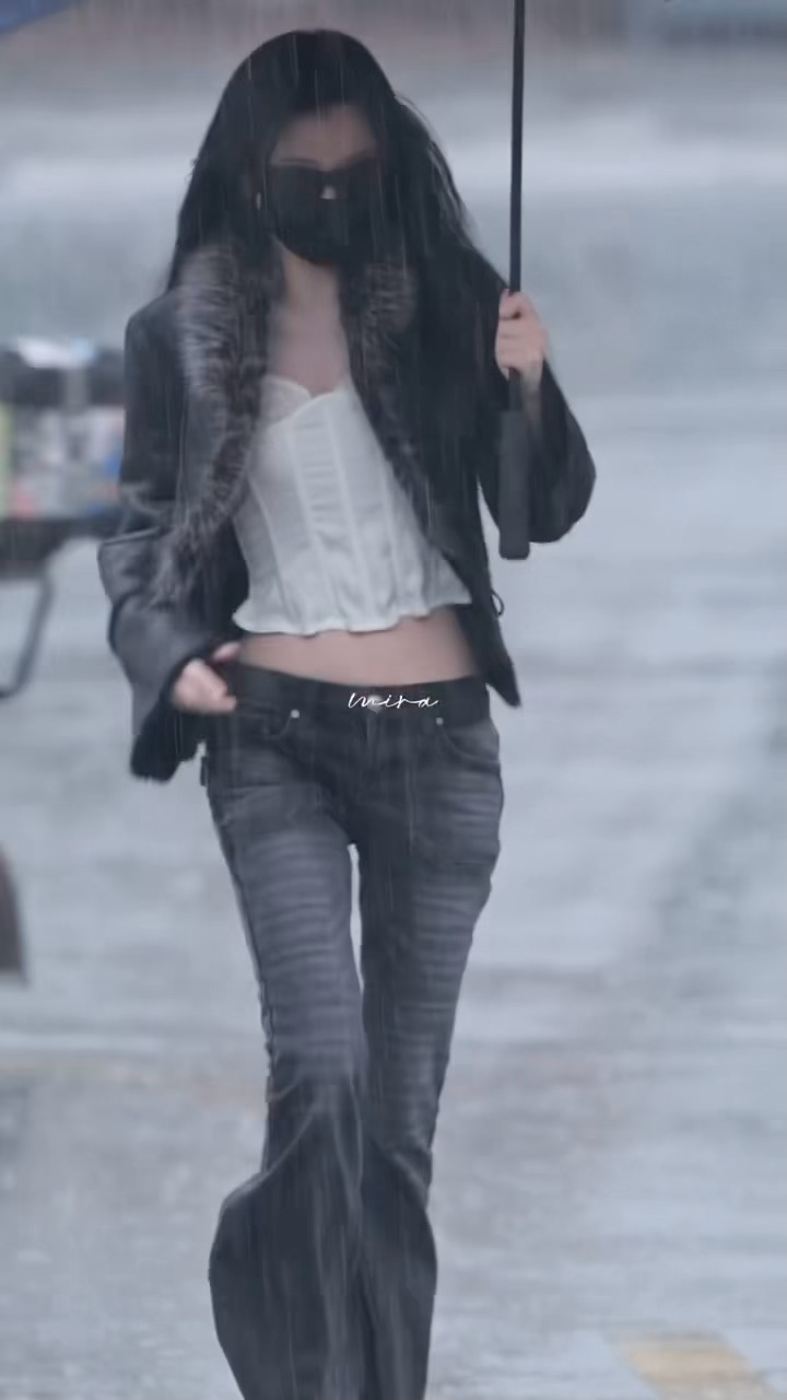 书欣怎么独自在上班路上拍现偶虞书欣雨中撑伞上班虞书欣皮衣低腰裤look