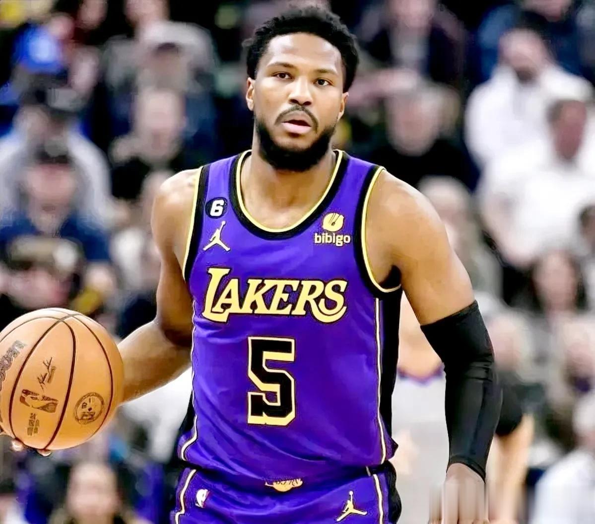 北京时间7月4日前NBA湖人队球员比斯利与雄鹿队达成1年270万美元的短期加盟合