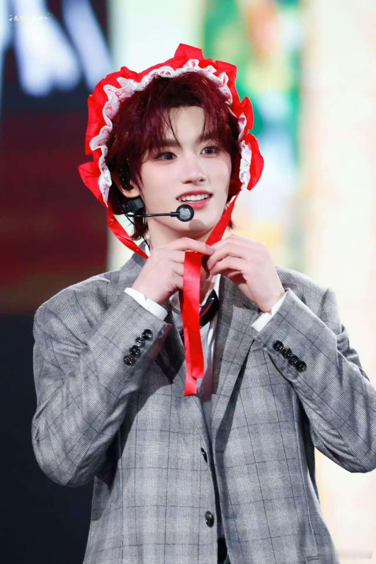 时代少年团星光大赏海报 时代少年团星光大赏海报氛围感拉满！白西装少年们自带光芒，