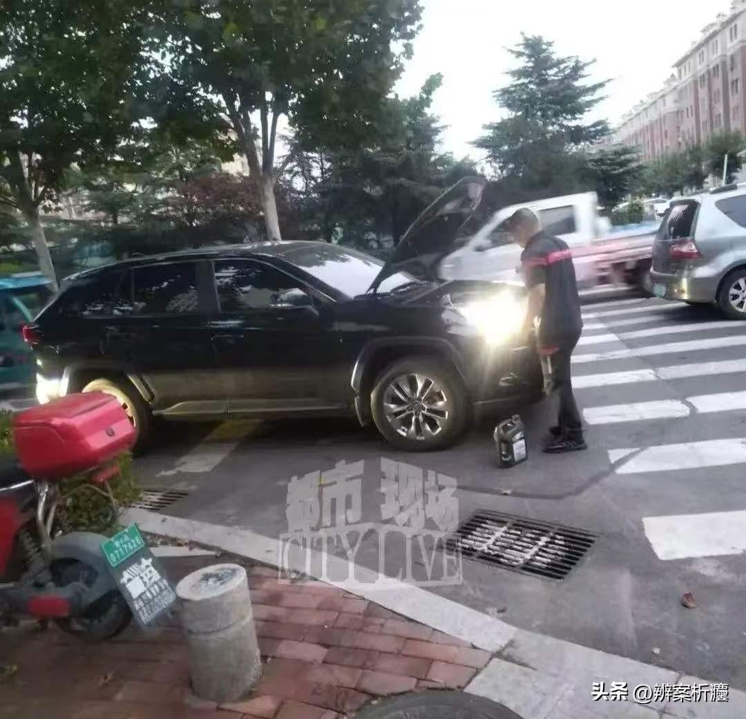 山东青岛，男子把开了一年多的丰田威兰达送到4S店做保养，谁知保养完刚开出一公里，