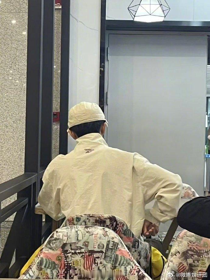#高铁站偶遇黄子弘凡吃烤肠# 网友在高铁站餐厅偶遇了黄子弘凡，推着行李箱直奔烤肠