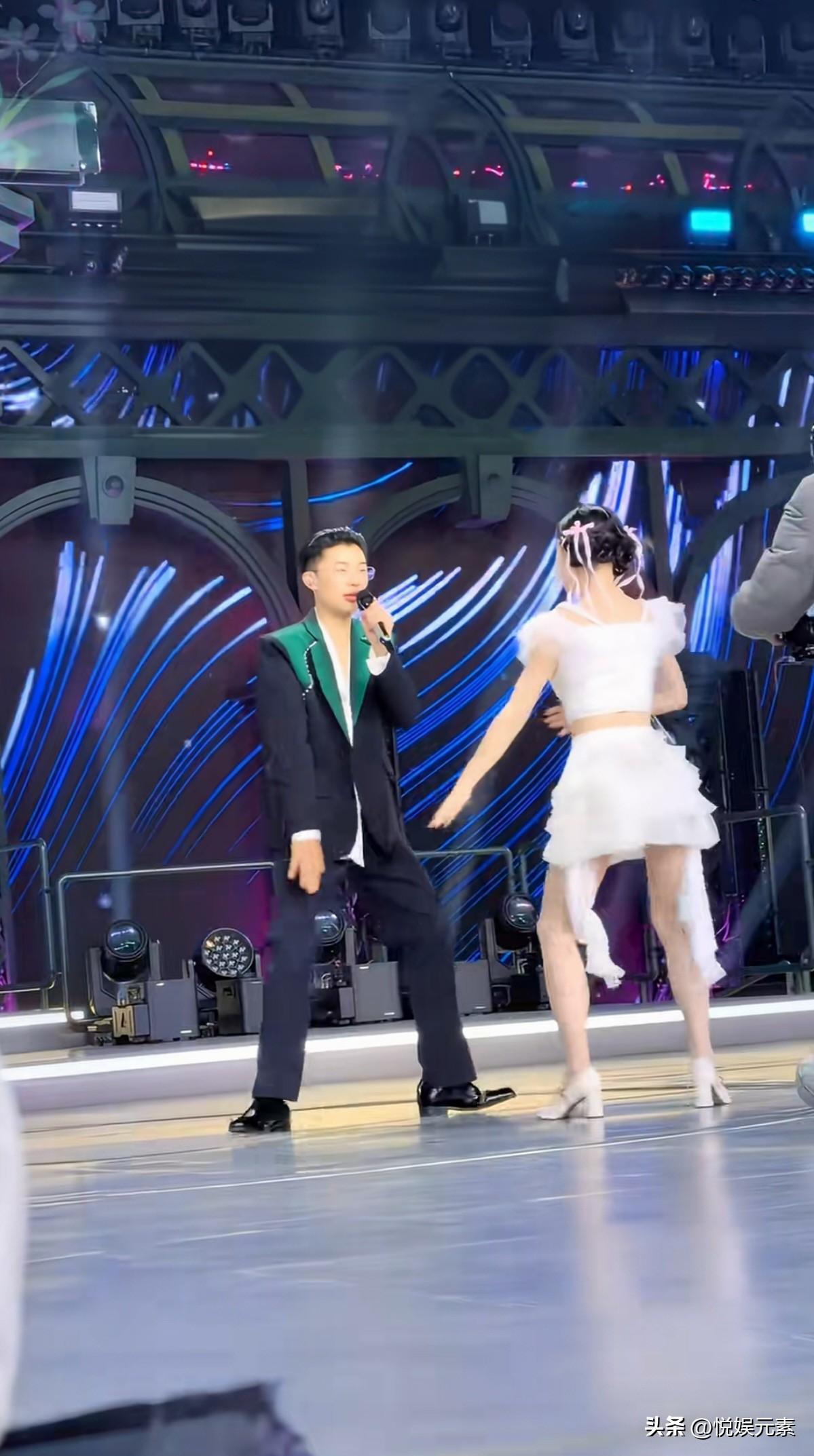 你能想象，十年前郭有才老师还是街边卖烧烤的穷小子，如今已是舞台聚光灯下的超级巨星